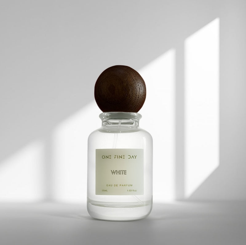 White perfume bottle, pure white fragrance